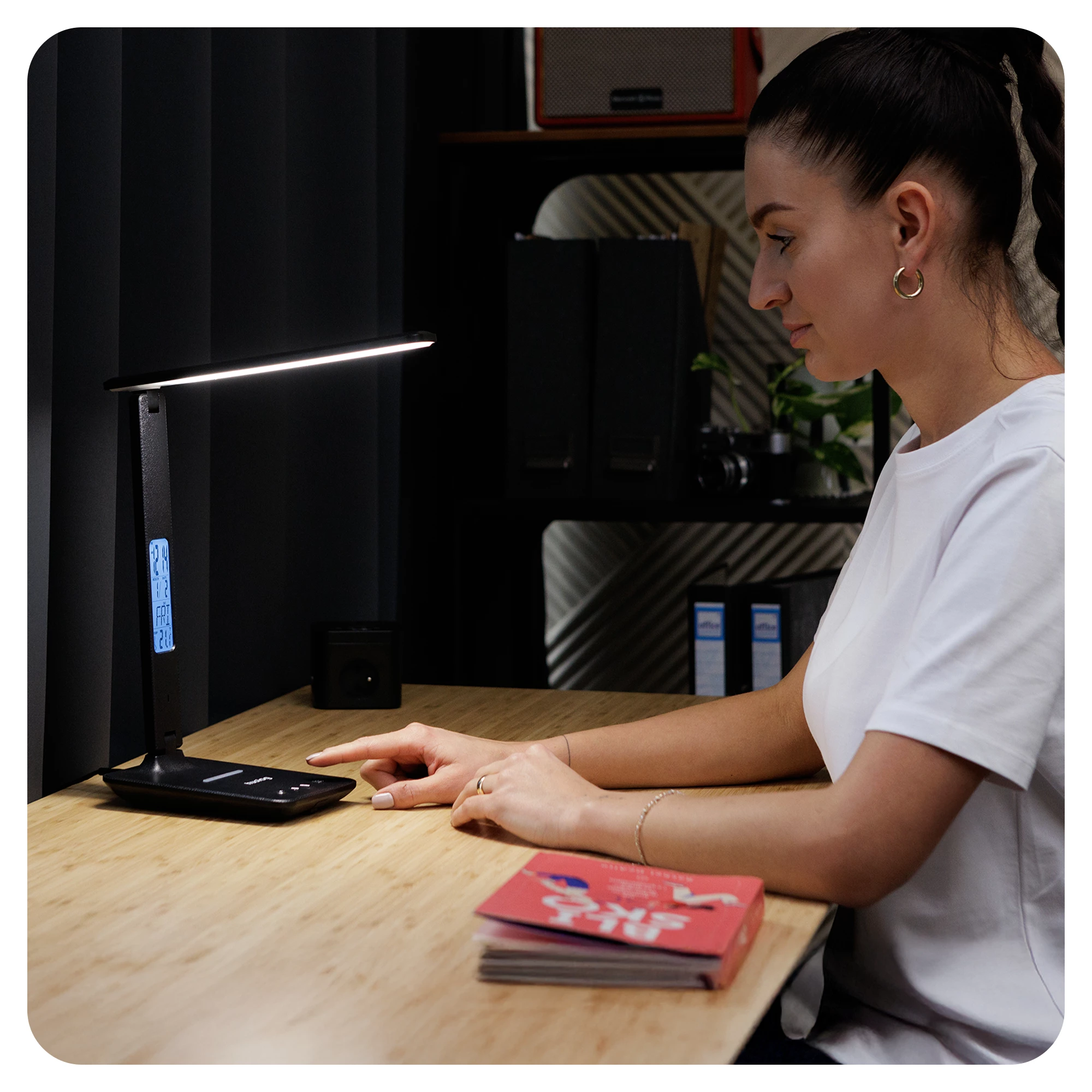 1Lampka LED z ładowaniem indukcyjnym i wyświetlaczem